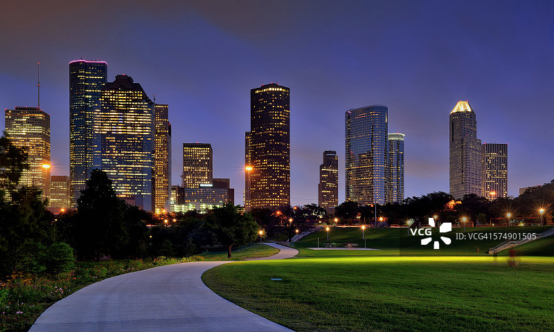 美国德克萨斯州，夜晚的埃莉诺·廷斯利公园和休斯顿天际线图片素材