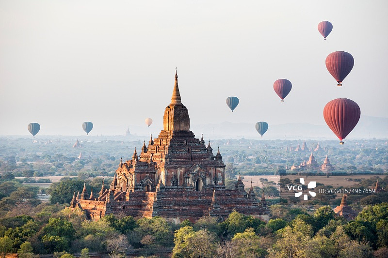 缅甸曼德勒省蒲甘苏拉玛尼佛塔上的热气球图片素材