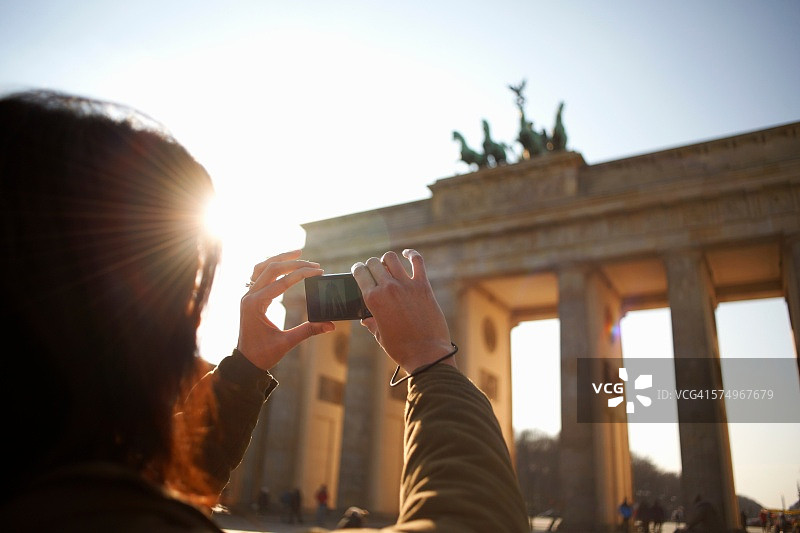 女人拍摄德国柏林勃兰登堡门图片素材