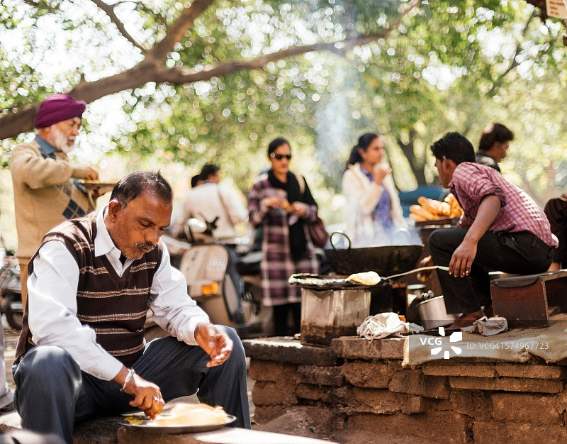 男子享用印度香料面包，昌迪加尔，旁遮普邦哈里亚纳图片素材