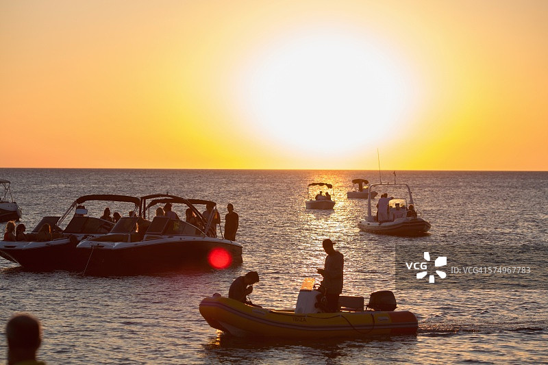 西班牙伊维萨岛圣安东尼奥观看金色日落的摩托艇游客图片素材