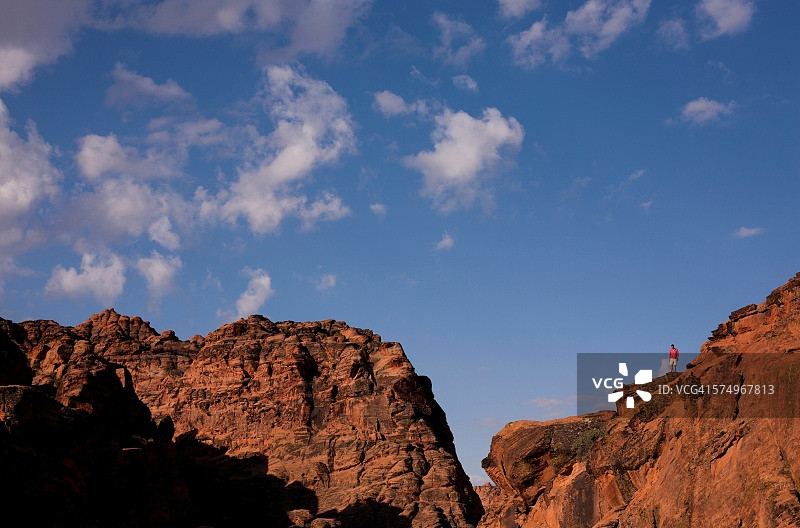 美国犹他州雪峡谷州立公园岩石上的人图片素材