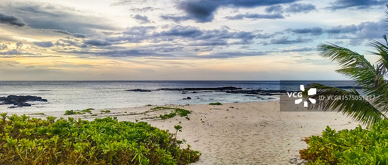 热带海滩的日落时分图片素材