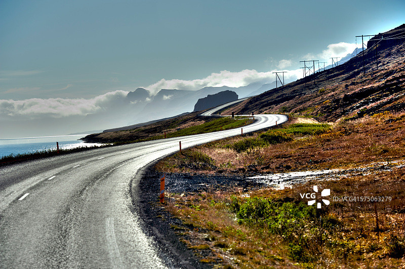 冰岛东部地区埃斯基峡湾附近的道路图片素材