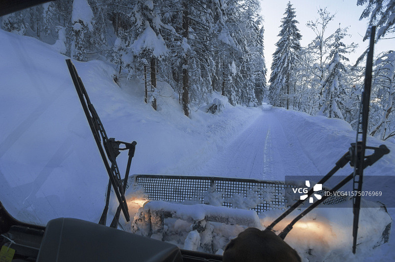 冬季森林中的压雪车之旅图片素材