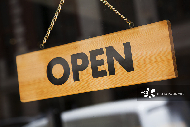 商店门上的营业中标志图片素材