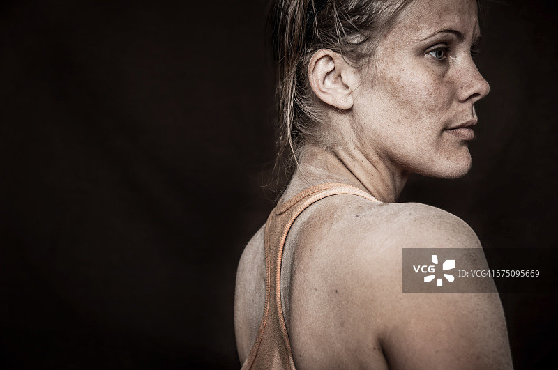 背上沾满灰尘和汗水的女人图片素材