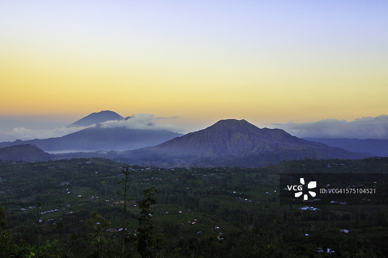 金塔马尼日落，阿贡山和巴图尔山背景图片素材
