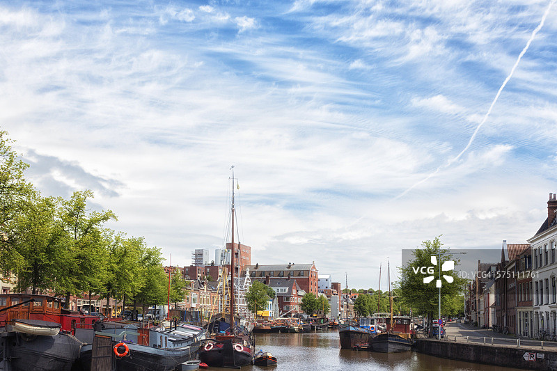 格罗宁根的船只和云彩图片素材