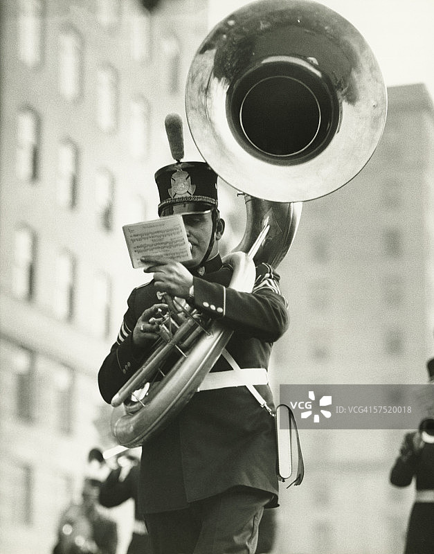 穿着老式制服演奏大号的年轻士兵（黑白）图片素材