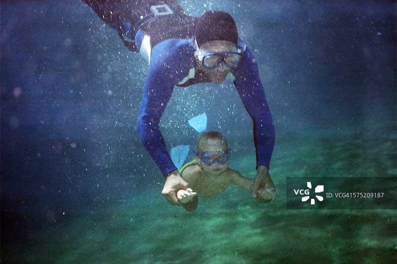 水下父子图片素材