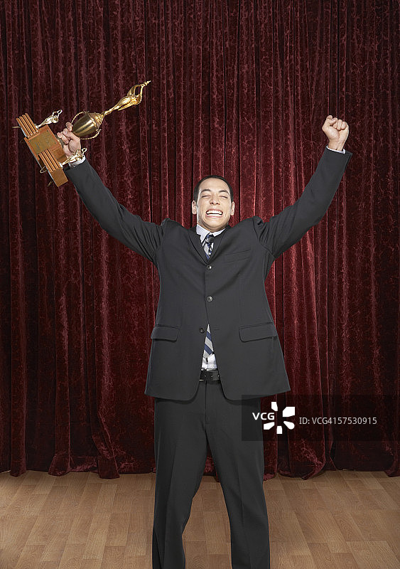 男人接受颁奖图片素材