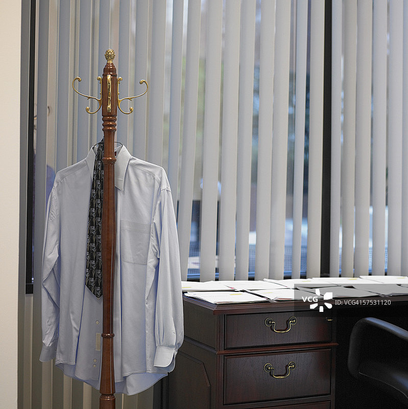 挂在办公室挂钩上的商务衬衫图片素材