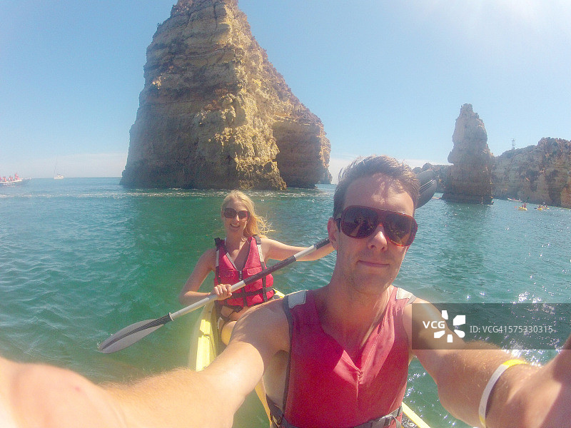 年轻夫妇度假时海上皮划艇自拍图片素材