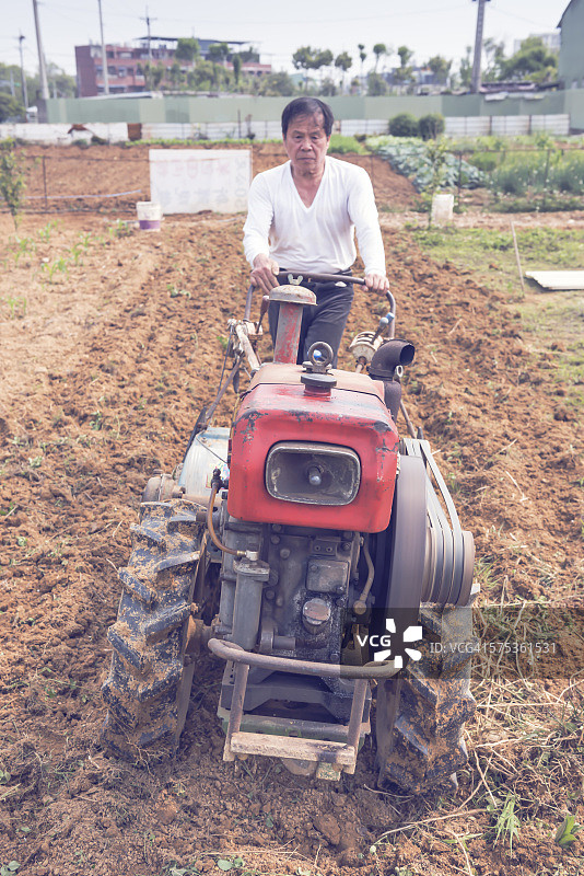 农民用耕地机耕地图片素材