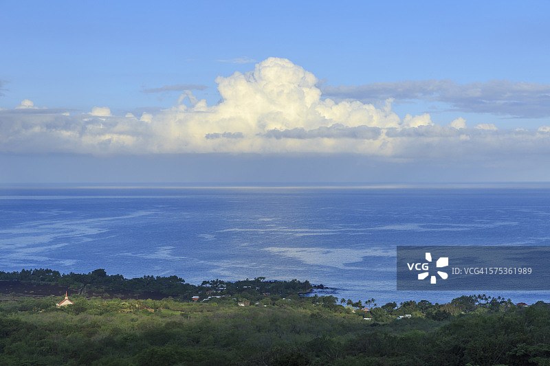 眺望凯阿拉凯夸海湾和卡希科拉教堂图片素材