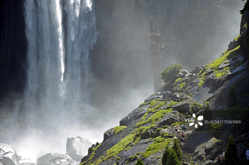 沿着弗纳尔瀑布徒步雾之路图片素材