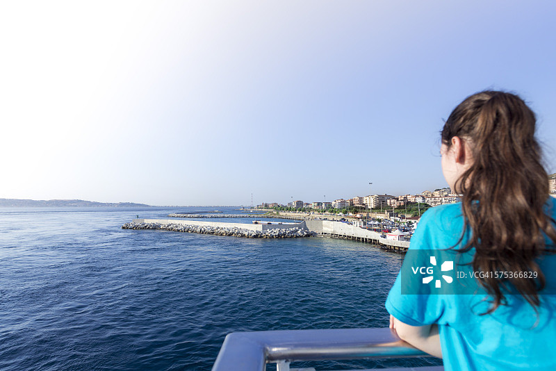 从意大利渡轮上看到的墨西拿海峡图片素材