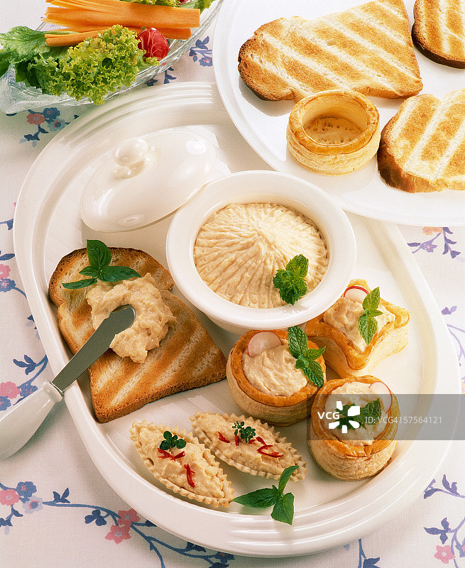 餐桌上搭配吐司和蘸酱的各种开胃菜的高角度视图图片素材