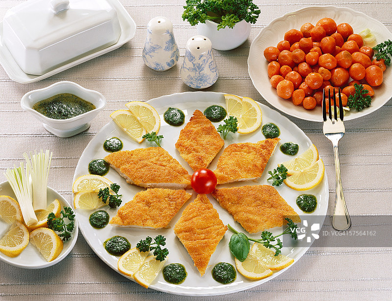 搭配调味品的烤饼干的俯视照片图片素材