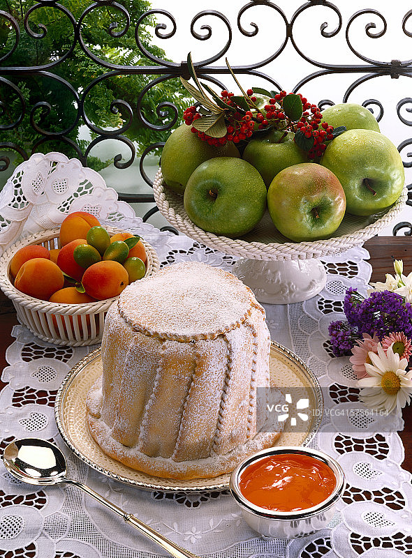 糖渍水果馅饼配水果泥和新鲜水果的高角度景观图片素材