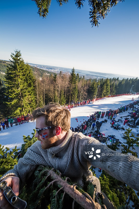 在诺德马卡森林的滑雪爱好者图片素材