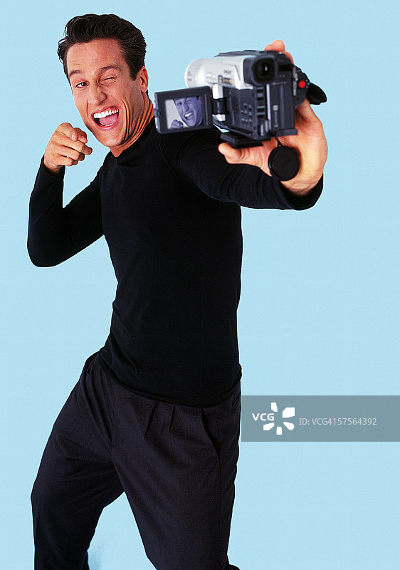 男人用摄像机自拍图片素材