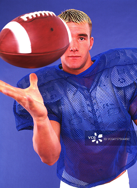 穿着足球装备手拿足球的青少年男孩图片素材