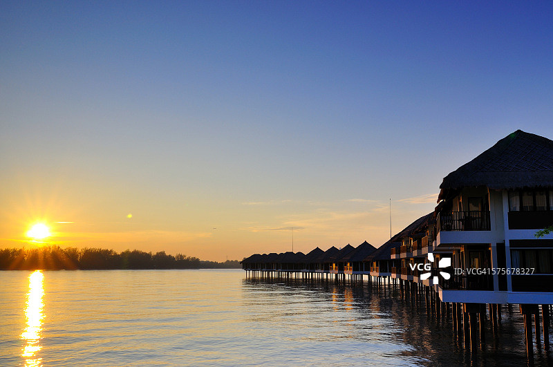 马来西亚黄金棕榈度假村的日出图片素材