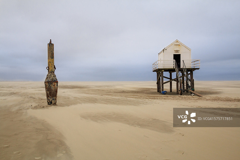 弗利兰岛（荷兰弗里斯兰省）上的救援小屋图片素材