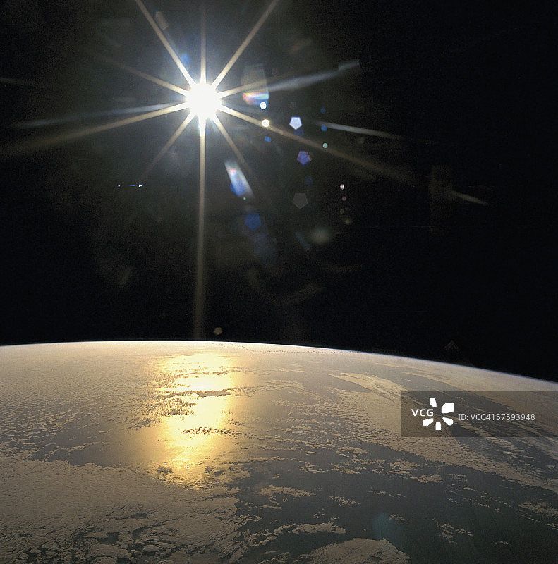 照射在地球表面的阳光的卫星视图图片素材