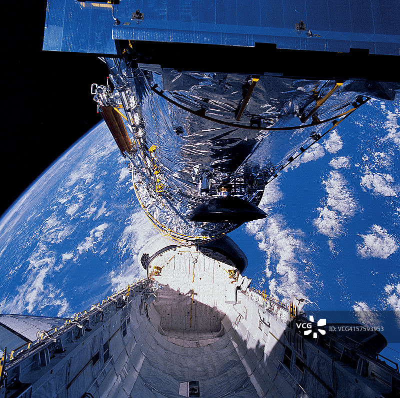 航天飞机在地球轨道上打开货舱图片素材