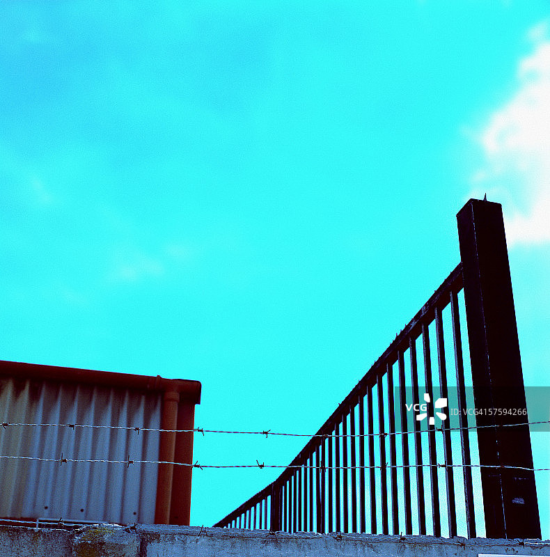 墙上的带刺铁丝网图片素材