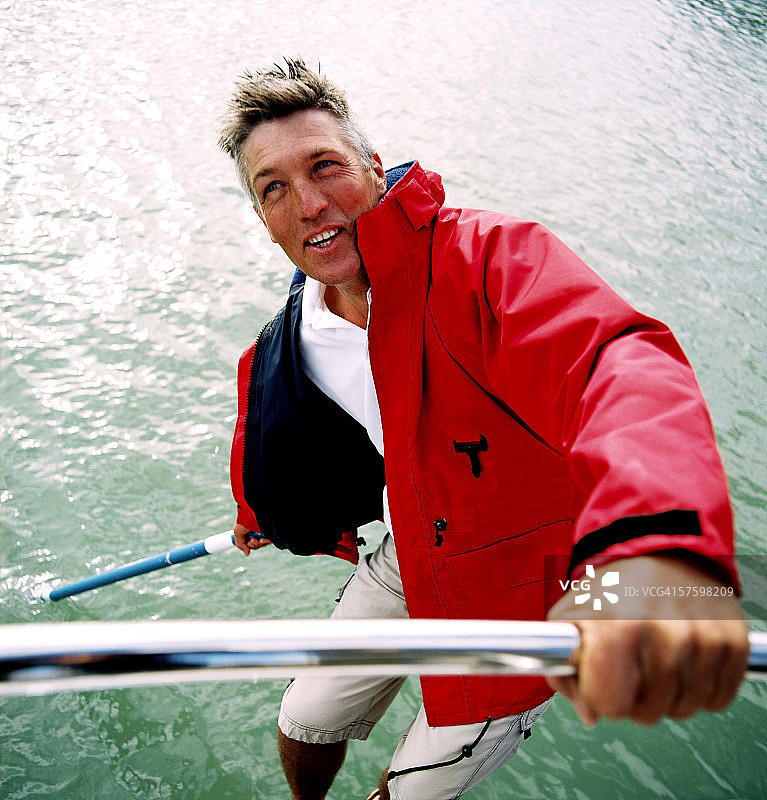 俯视：年轻男人从帆船上探出身子图片素材