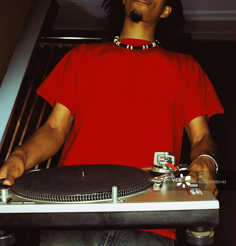 男性唱片骑师携带转盘的低角度视图图片素材