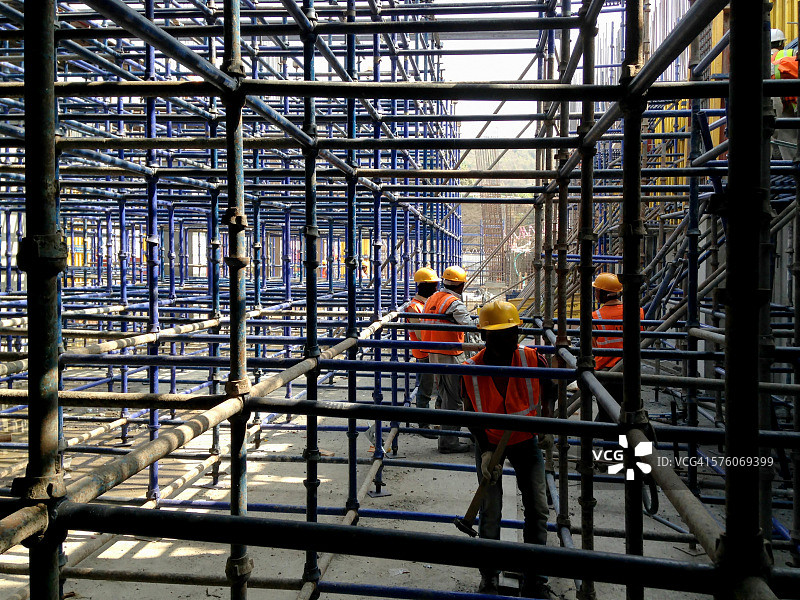 搭建钢制脚手架的建筑工人图片素材
