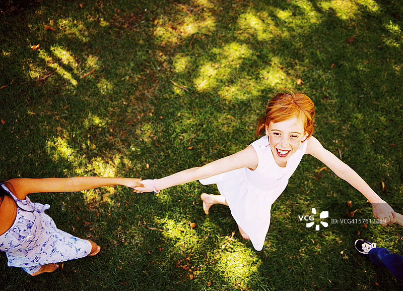 一群在草坪上玩耍的年轻女孩鸟瞰图 (6-10岁)图片素材