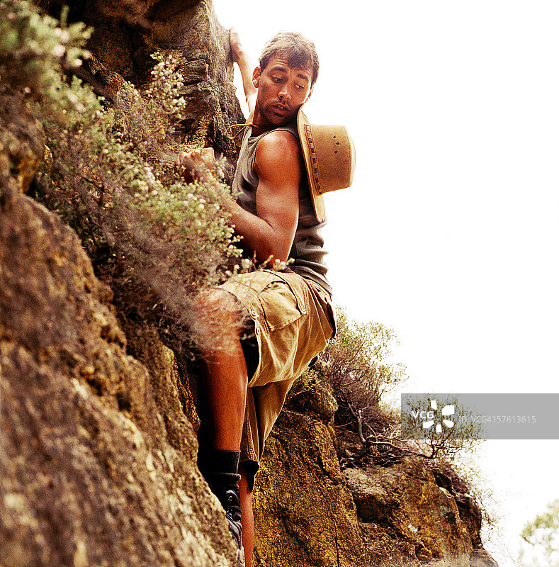 年轻男子攀岩图片素材