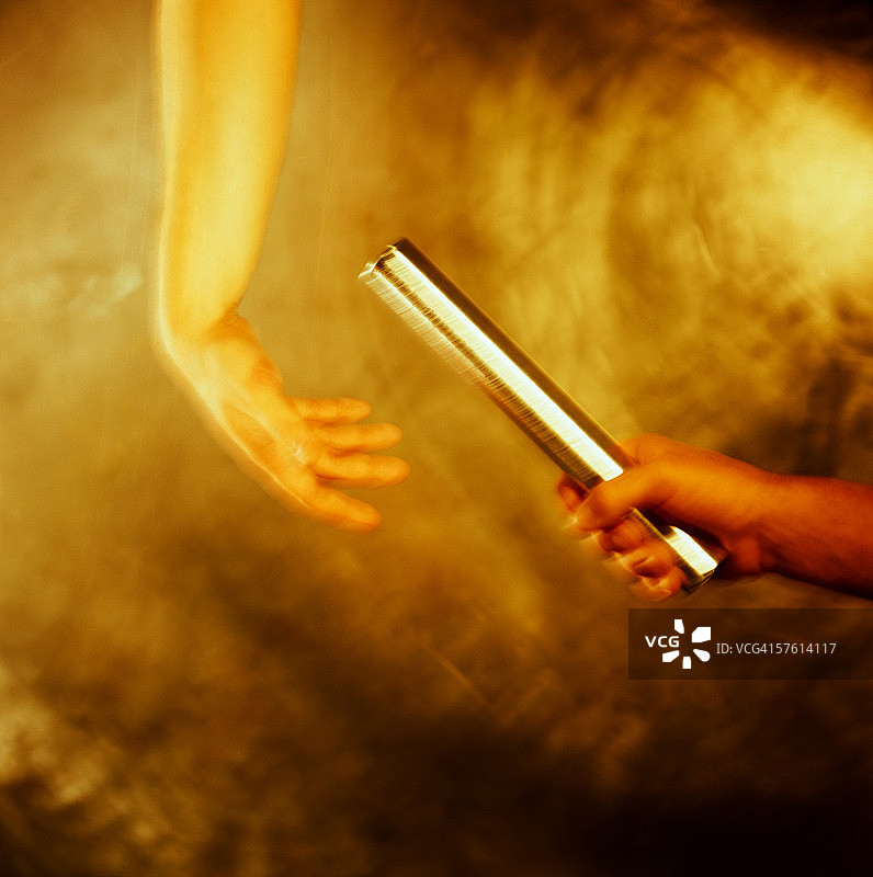 人手传递接力棒图片素材