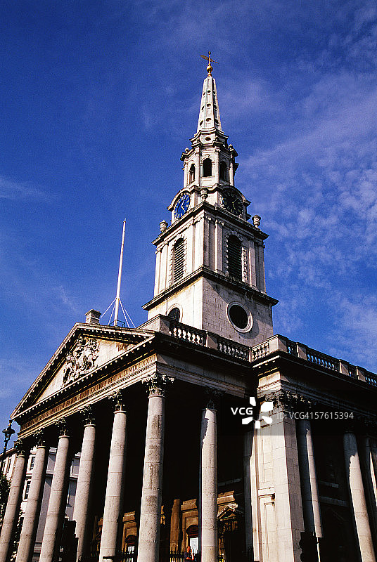 古建筑上的钟楼仰视图片素材