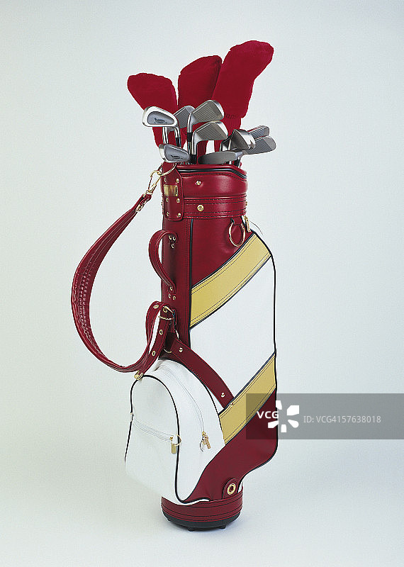 高尔夫球包中的高尔夫球杆套装图片素材