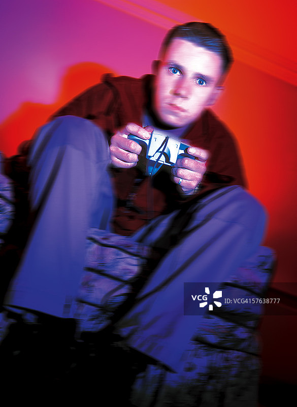 玩电子游戏的年轻男人特写（模糊效果）图片素材