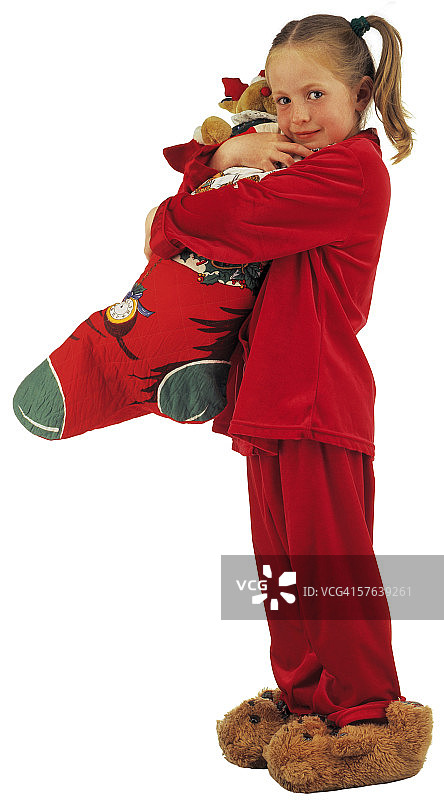 一位(8-10岁)抱着圣诞袜的年轻女孩的肖像图片素材