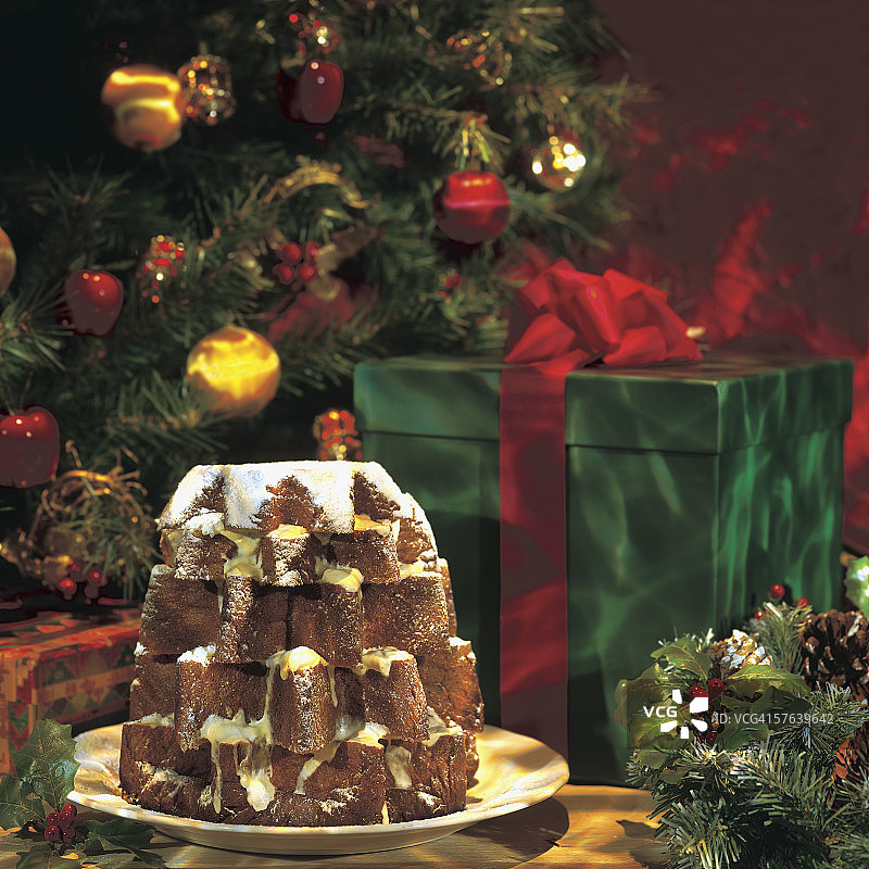 圣诞布丁，圣诞树和礼物特写图片素材