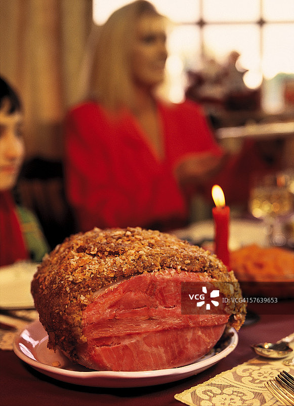 餐桌上的烤肉特写（人物模糊）图片素材