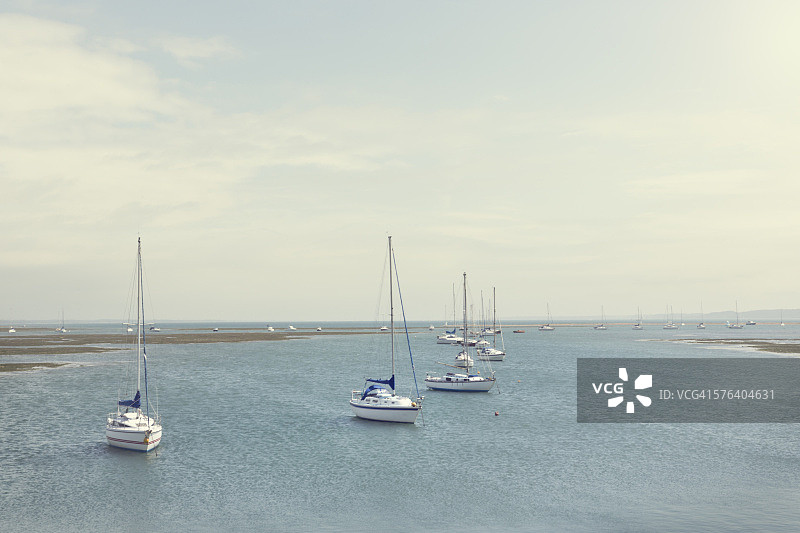 海上系泊的帆船图片素材