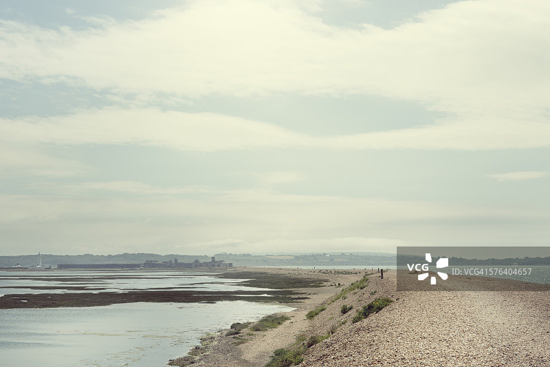通往灯塔和城堡的海边小路图片素材