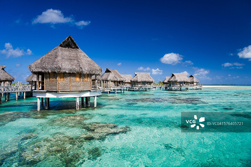 热带度假村水上别墅图片素材