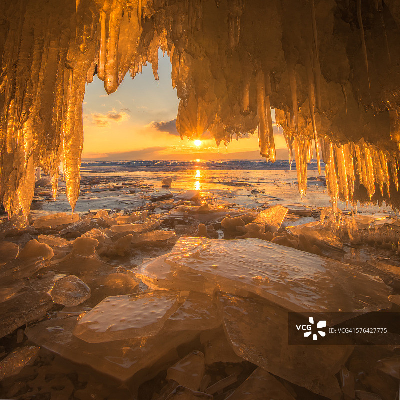 冬季贝加尔湖美丽的冰面图片素材