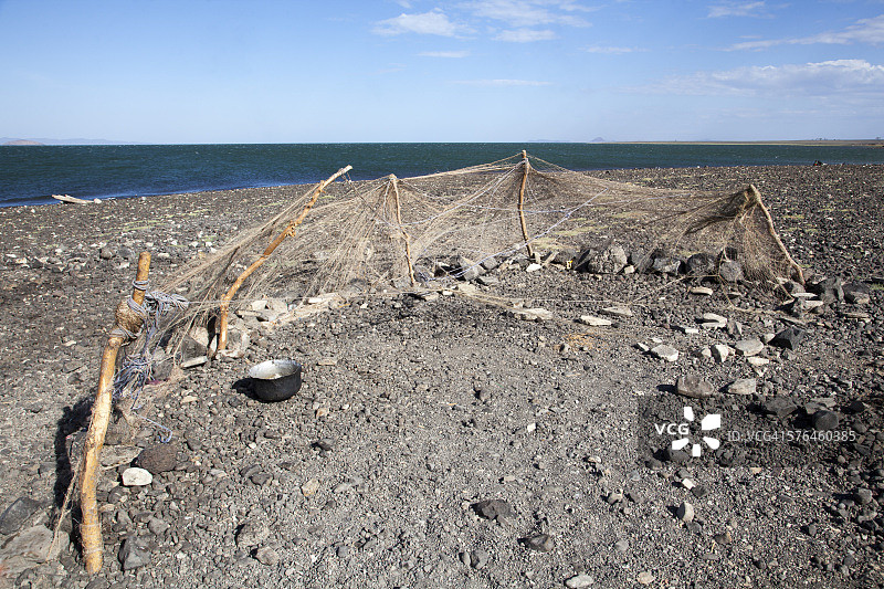 图尔卡纳湖边的传统渔网图片素材